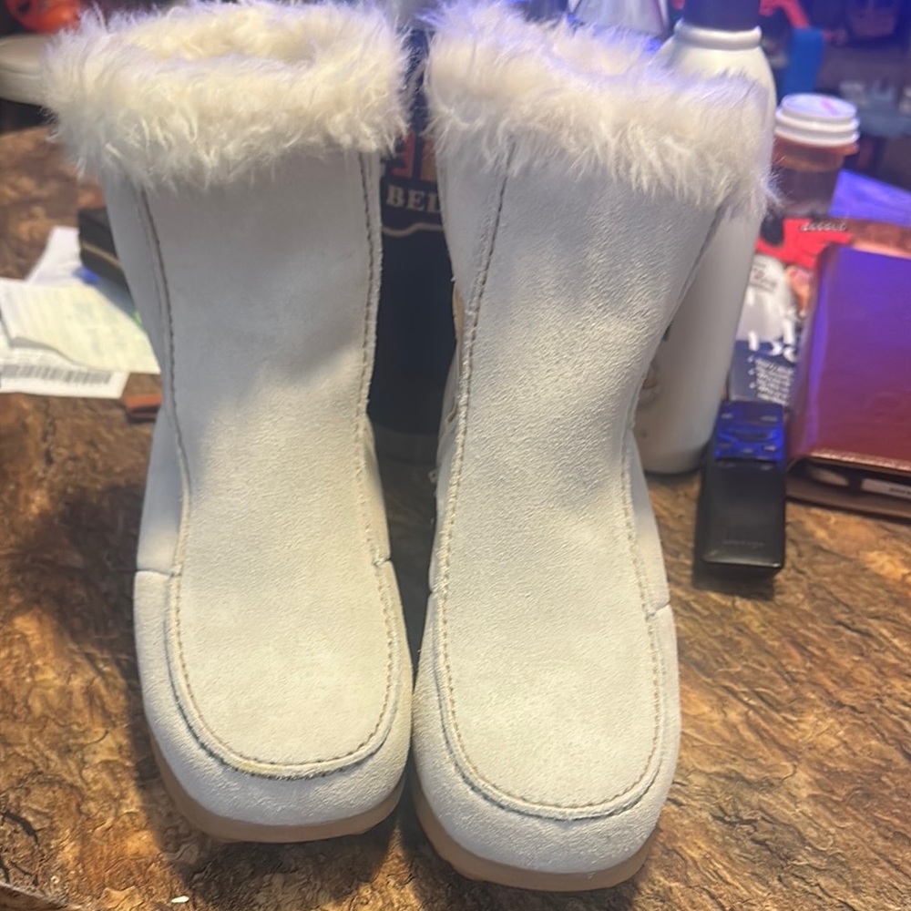 Sporto White Ankle Boots with Fur Trim size 7w like new.